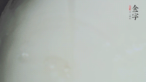 將浸泡了30分鐘的米放入電飯煲中，在水中加入半勺油。