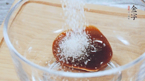 合上蓋子，啟動電源煮飯。期間混合好調(diào)味汁。