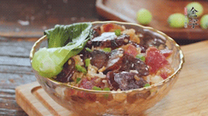 期間用開水燙熟青菜，煎好荷包蛋~ （懶人可忽略此步）