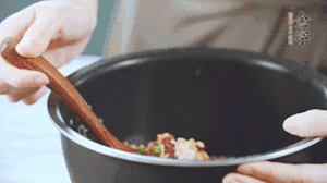 揭開鍋蓋，放上青菜，荷包蛋，就可以吃了。