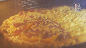 準(zhǔn)備好披薩餅皮，烤盤(pán)刷油后入烤箱預(yù)熱10分鐘，放上面餅后180度烤10分鐘。（現(xiàn)成買的披薩皮，就忽略此步驟）