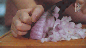 2.半個(gè)青椒、半個(gè)黃椒切圈、一個(gè)洋蔥切丁、三個(gè)白蘑菇切片備用。