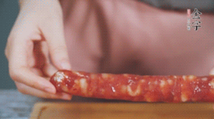 金字火腿肉香腸切成片狀。