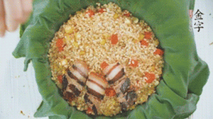 擺上金字醬肉，妥帖包裹好上鍋蒸。