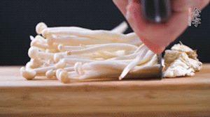 海鮮菇、蟹味菇去掉根部，洗凈。