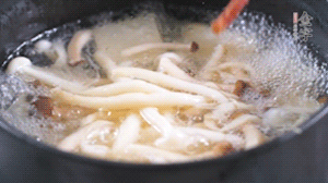 依次放火腿、豆腐，加水大火燒開(kāi)，小火燉煮20分鐘，出鍋前撒上蔥花即可。