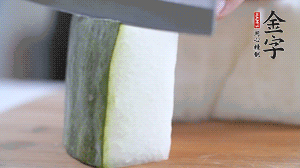 冬瓜去瓤去皮，切小塊。