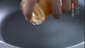 植物油入鍋，翻炒冬瓜。