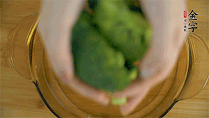 西蘭花洗凈，切成小塊汆燙，切碎。