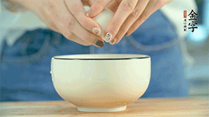 雞蛋液打散，可以加點鹽和黃酒，邊煎邊用筷子攪拌。