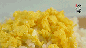 將雞蛋碎、西蘭花碎和放涼的米飯混合，用少許鹽、橄欖油調(diào)味。