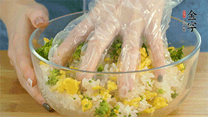 將飯團用手搓捏成圓球狀。