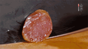 金字火腿肉香腸上鍋蒸15分鐘，切片備用。