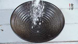 面粉加適量清水，攪拌成糊狀。