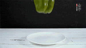 雞蛋打散，加青椒粒、蔥花攪拌。