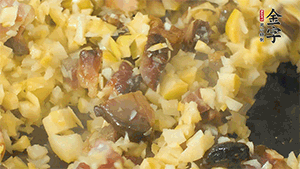 熱油起鍋，下醬肉丁炒香，再加入筍丁、適量水淀粉勾芡翻炒均勻。