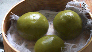 青團(tuán)上沸水鍋中蒸10分鐘即可。