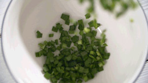 韭菜洗凈，切粒。