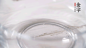 雞蛋加鹽、黃酒均勻打散，下鍋炒散。