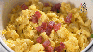 將香腸、韭菜、雞蛋攪拌均勻，可適當(dāng)加玉米油、十三香、味精調(diào)味。