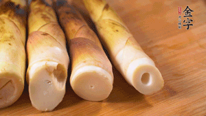 春筍剝?nèi)ネ鈿?，切成滾刀塊。