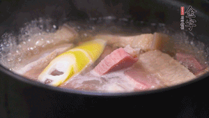 火肉、豬肉加料酒、清水大火煮開后，加入春筍小火慢燉40分鐘，出鍋前撒蔥花即可。