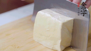 老豆腐切片，浸水備用。