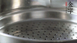 出鍋后，倒扣臘味，撒上蔥花即可。