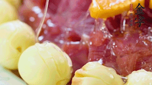 出鍋前10分鐘淋上蜂蜜，倒扣出來撒上桂花，擺上胡蘿卜裝飾即可。