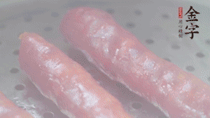 金字香腸上鍋，大火蒸5分鐘，切片備用。