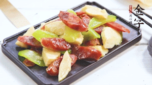 熱油下鍋，依次下金字香腸、萵筍、冬筍，均勻翻炒。