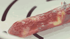 香腸蒸至半熟切片，筍切丁備用。