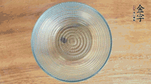 取一個(gè)碗，香菇倒放，香腸片圍繞鋪成圓形，加炒好的米飯壓實(shí)。