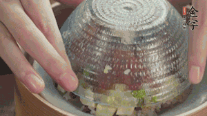 碗倒扣到盤中，擺上焯水后的熟蝦仁即可。