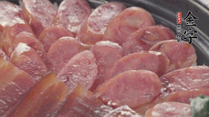 沿著米飯邊淋一圈玉米油，擺上小青菜，淋上醬油和湯調(diào)成的醬汁，撒上辣椒粒、香蔥末即可。