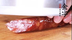 金字肉感香腸切成片，大蒜切末。