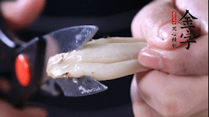 蟹味菇去掉根部洗凈。