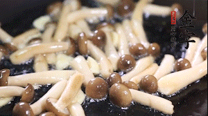 熱油下鍋煸香蒜末，依次加蟹味菇、香腸、西蘭花均勻翻炒，放適量水燜煮3分鐘。