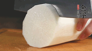 白蘿卜去皮切塊，豆芽洗凈。