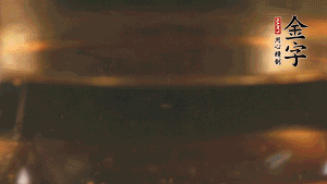 冷水下鍋，加入牛仔骨、姜片焯水備用。