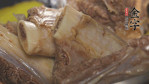 鍋中加熱適量油，加入姜和牛仔骨炒至外表呈金棕色。