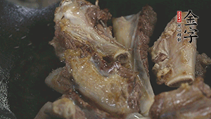 加入白蘿卜、料酒、水、火腿煮40分鐘。