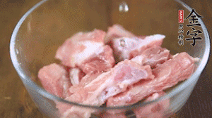 切成小段的排骨洗凈后，加姜片焯水3分鐘。