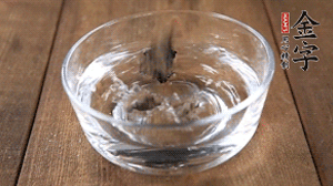 黑木耳泡發(fā)備用。