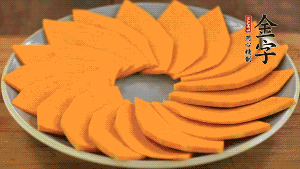 秋葵、南瓜交叉擺在盤中，然后香腸片置于上面，擺成花環(huán)狀。