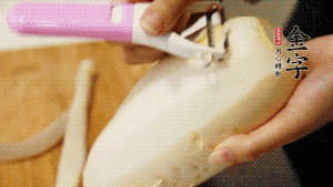 蘿卜去皮，切成絲。（如果用擦菜板，不能選擦成太碎的）