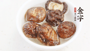 鍋加熱至7成，放蘿卜絲煸炒，加3粒冰糖翻炒至透明，盛出備用。