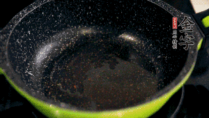 盆中放入炒好的蘿卜絲、香腸等食材，加粘米粉、澄粉，一邊倒香菇水，一遍攪拌成稀糊狀。（加入少量的澄粉可以讓蘿卜糕質(zhì)地柔軟又充滿彈性，而且還可以增加成品的透明感。 ）