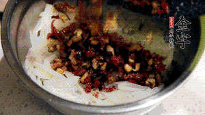 在蒸盤中鋪上油紙，鋪好食材后壓一壓，蒸箱中蒸30分鐘即可。（蒸好的蘿卜糕切成厚片，用少量油煎一下，撒點(diǎn)蔥花口味更好。）