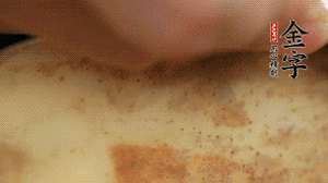 金字香腸切片，藕去皮切薄片備用。